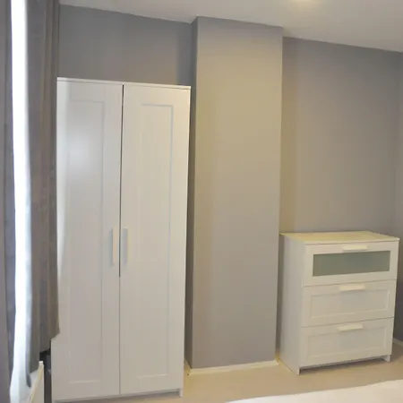 Adams מלון דירות